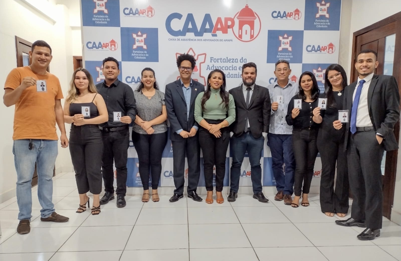 OAB-AP inicia semana com entrega de carteiras provisórias a novos advogados e advogadas